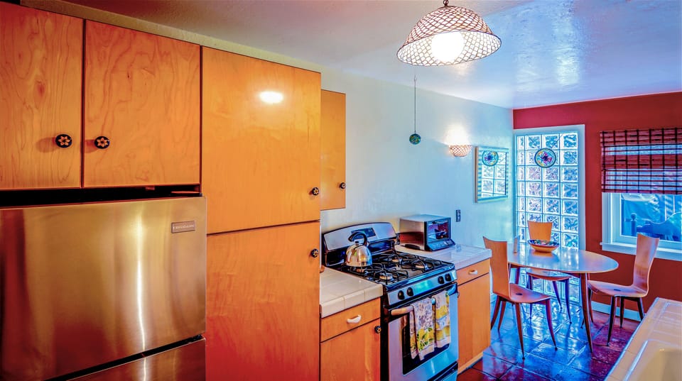 Light Filled, Open Kitchen, Stainless Steel Appliances, Dining Set