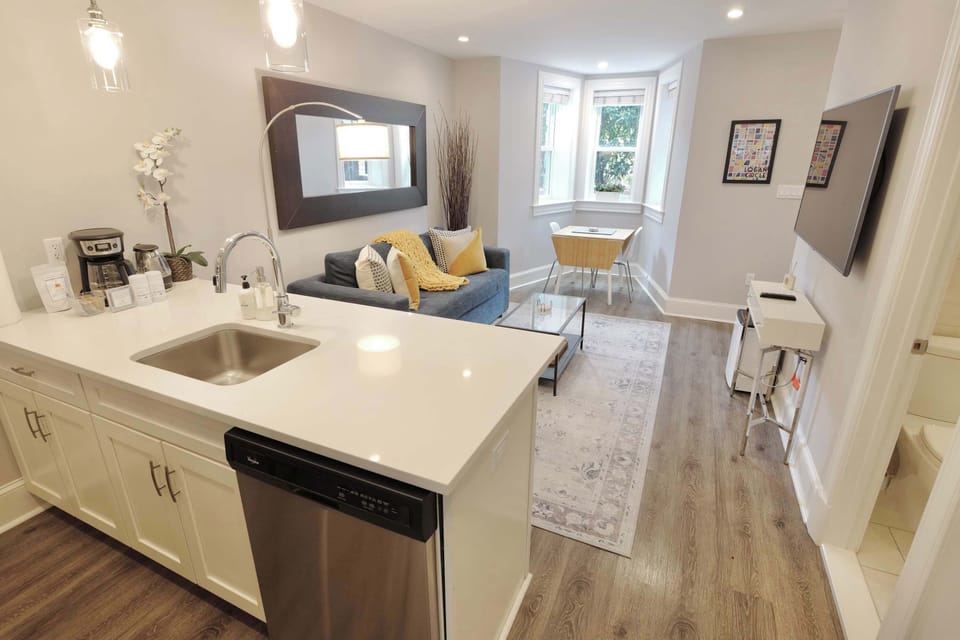 Sunny kitchen / dining and living space fully equiped with everything you need for your stay!