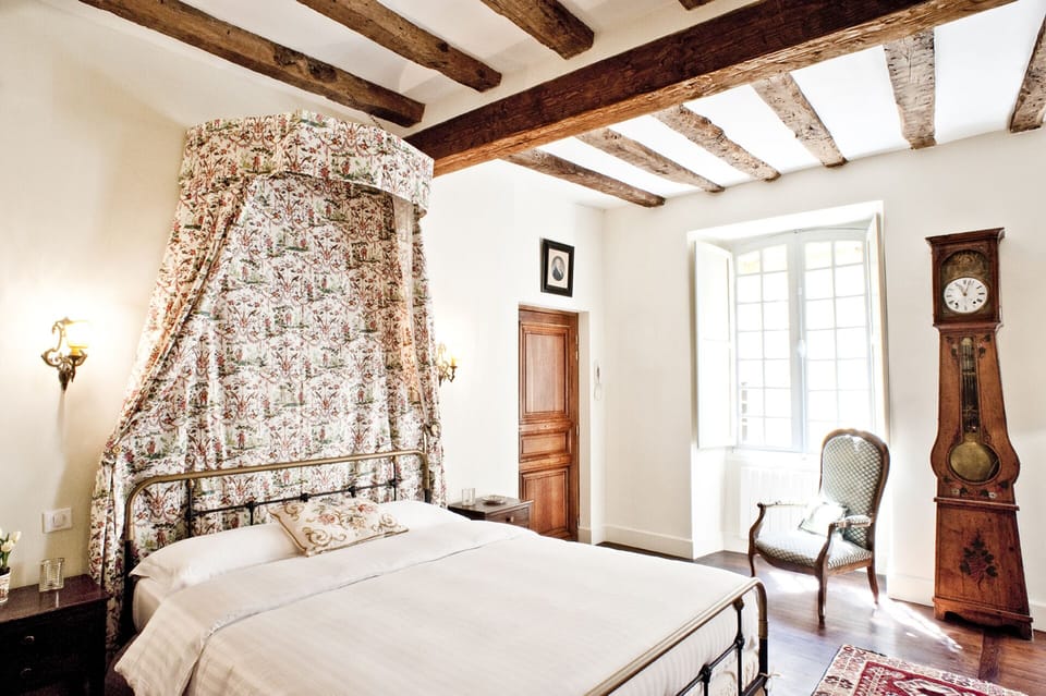 Canopy bed