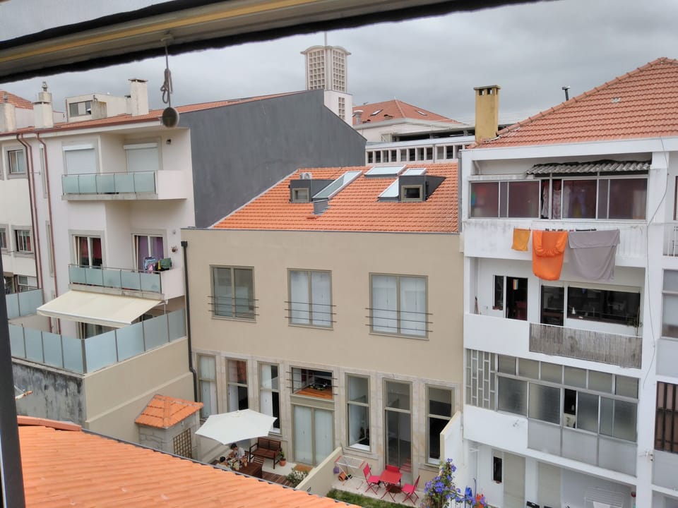 vistas das traseiras do apartmento.