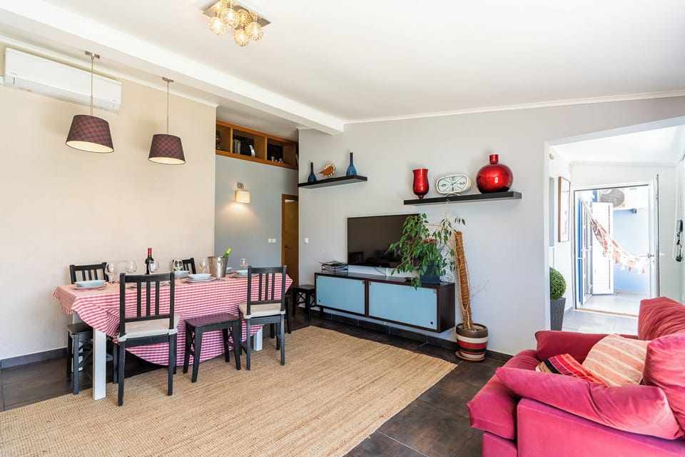 Casa de banho de serviço c/ duche e secador de cabelo.