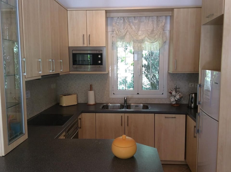 Fully Fitted Kitchen
