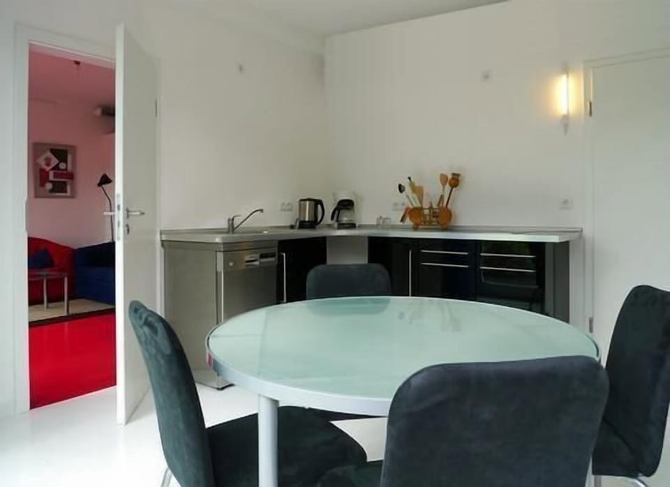 Kitchen area. Picture 8