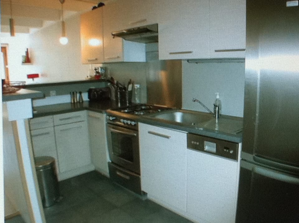 Equipped kitchen with bar