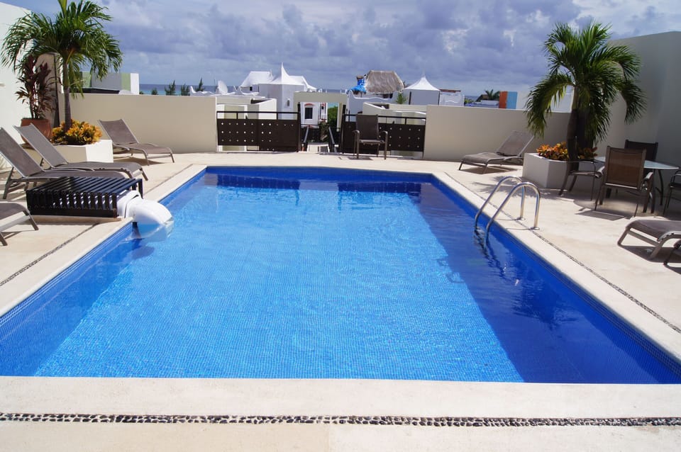Pool on top floor roof