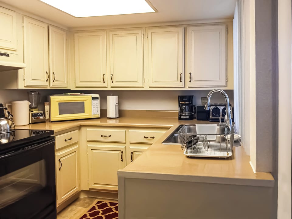 Full Kitchen with resurfaced countertops.