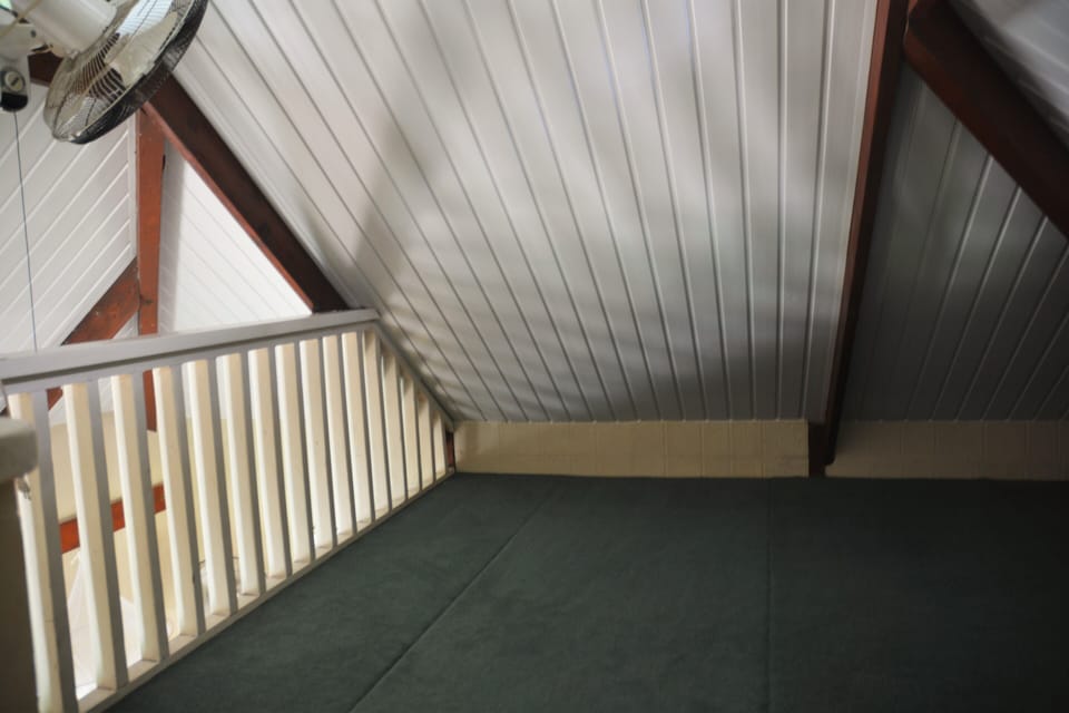 Room with 3 materass on carpet possible upstairs