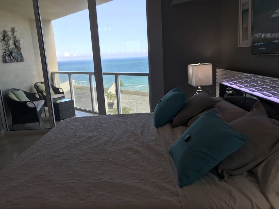 Bonjour. What an amazing view to wake up to!!! Be our guest !!