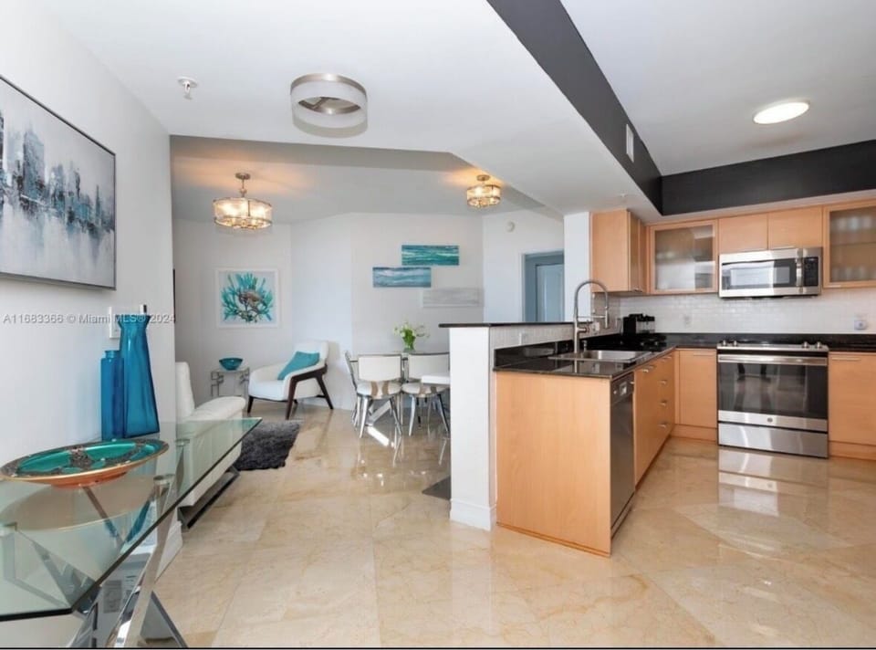 Fully equipped Kitchen with a view and island