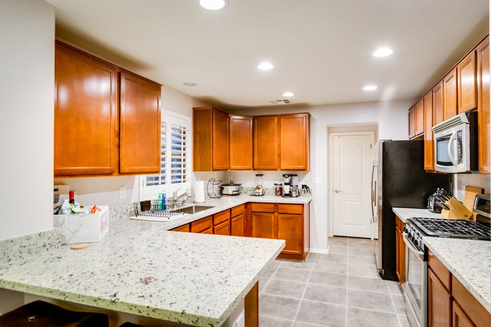 Window view kitchen w/brand new granite counter tops 