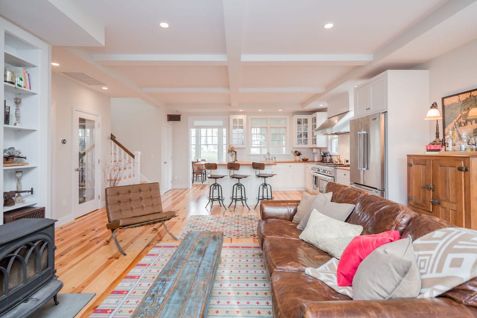 Open floorplan kitch and main sitting room.  Great for entertaining!