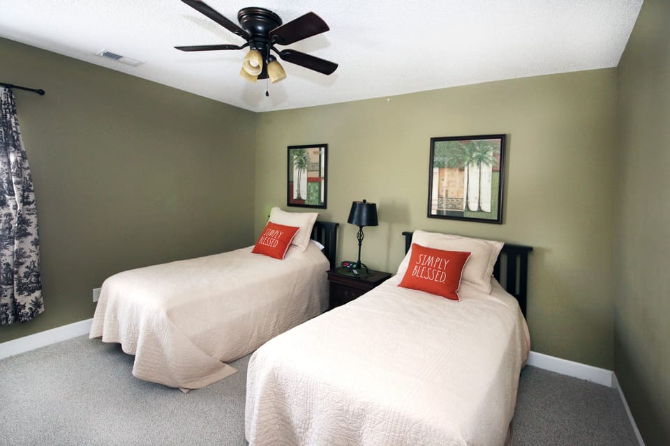 Twin bedroom with en-suite bathroom