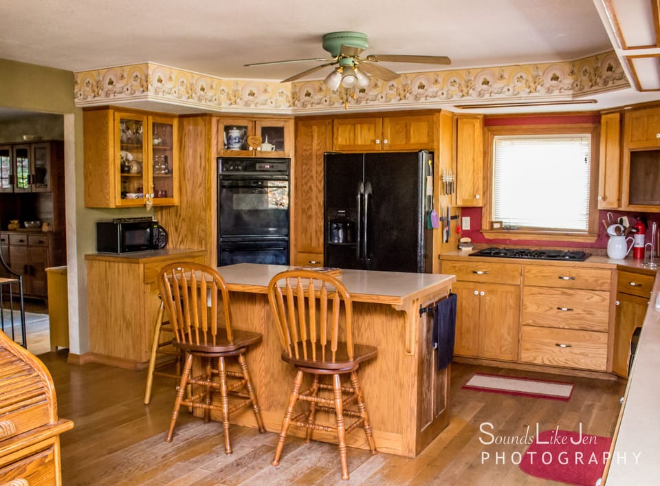 5-burner gas stove, top and bottom ovens, bakeware, cookware, and lots more!