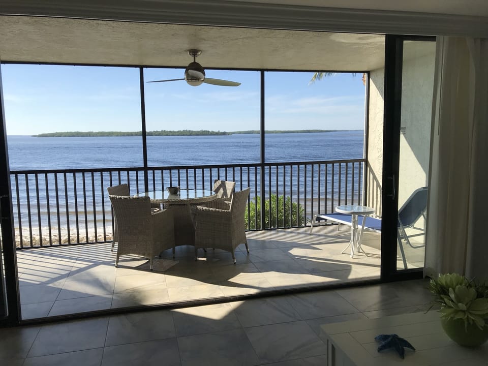 Spacious Condo overlooking private beach
West facing - fabulous sunsets