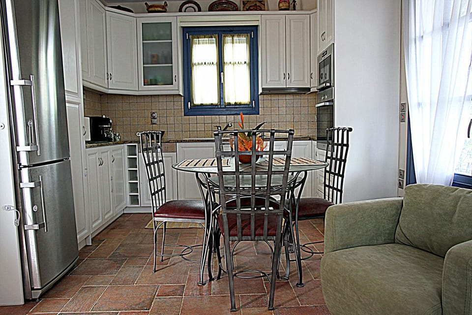  Kitchen and indoors glass dining table