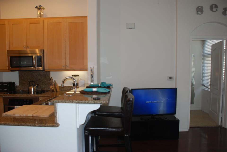 Kitchen/Bar area and 44' Smart LED HDTV.