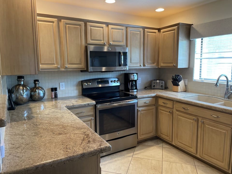 Fully equipped, bright, and spacious kitchen for the most discriminating chef!