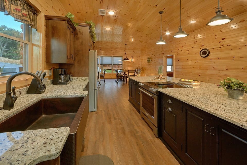 8 Bedroom Pool Cabin with an Island Kitchen