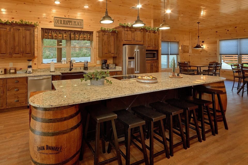 8 Bedroom Cabin with a Fully-Stocked Kitchen