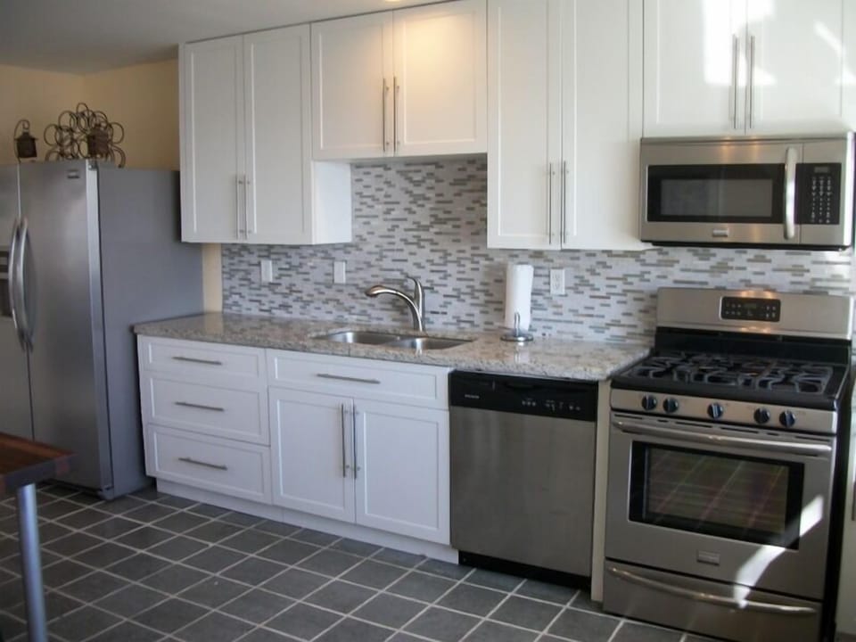  kitchen with gas cooking & oceanfront views