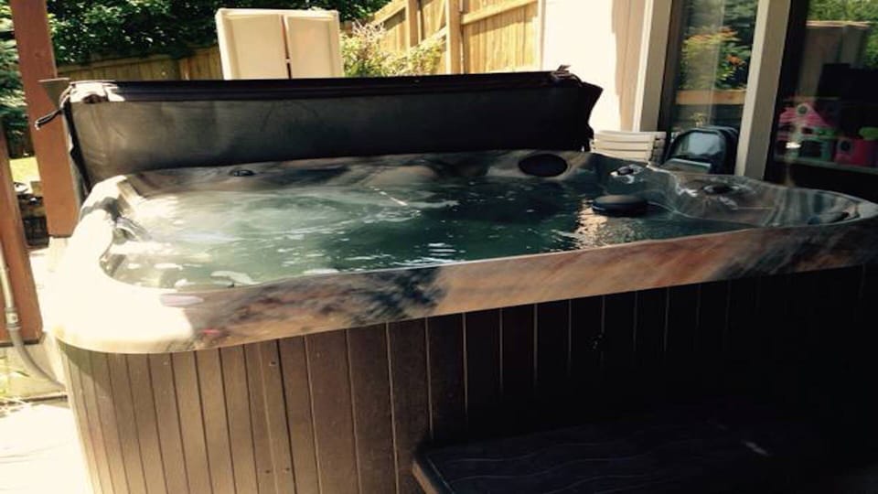 7 person hot tub