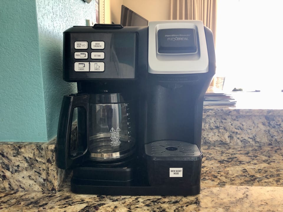 Coffee maker with either carafe or K-cups 