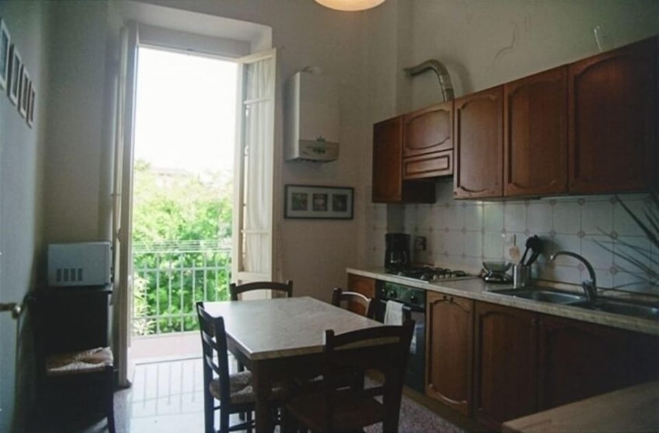 The fully equipped kitchen with the balcony on the garden area