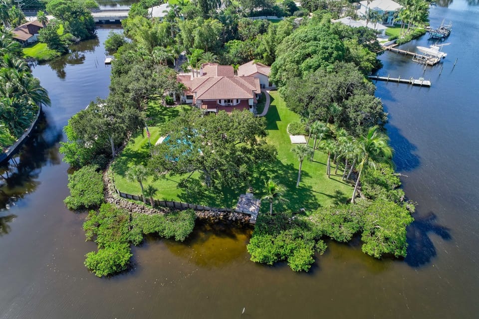Magnificent, shaded property surrounded by water