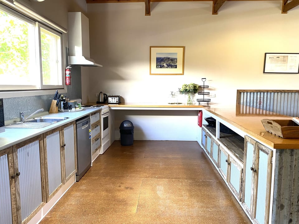 Well equipped kitchen including dishwasher, electric wok, fridge/freezer.
