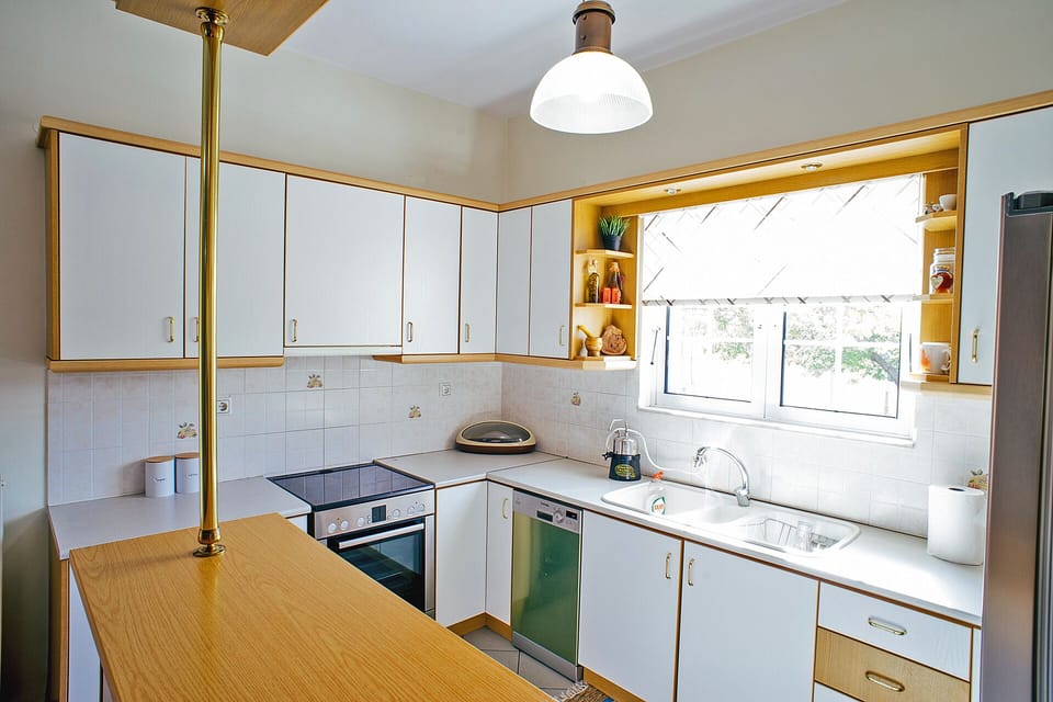 Fully equipped kitchen with fridge, oven, dishwasher