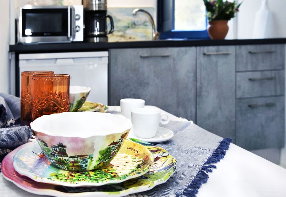CARRIAGE HOUSE FULL KITCHEN 
Have breakfast, lunch and dinner in privacy and peac