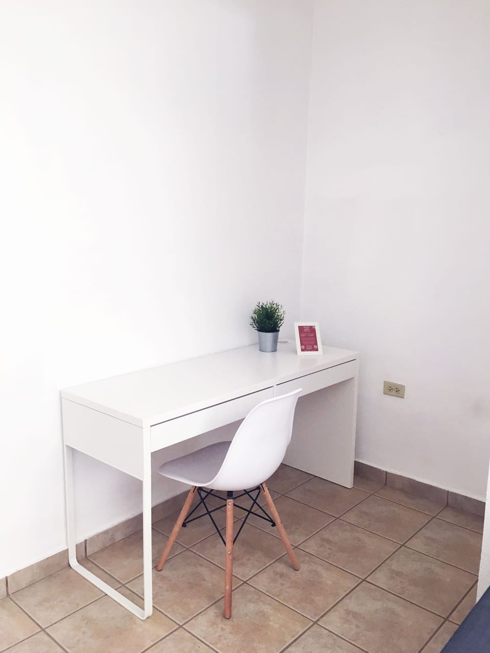 En esta área pueden encontrar un escritorio, perfectamente cómodo para estudiar.
