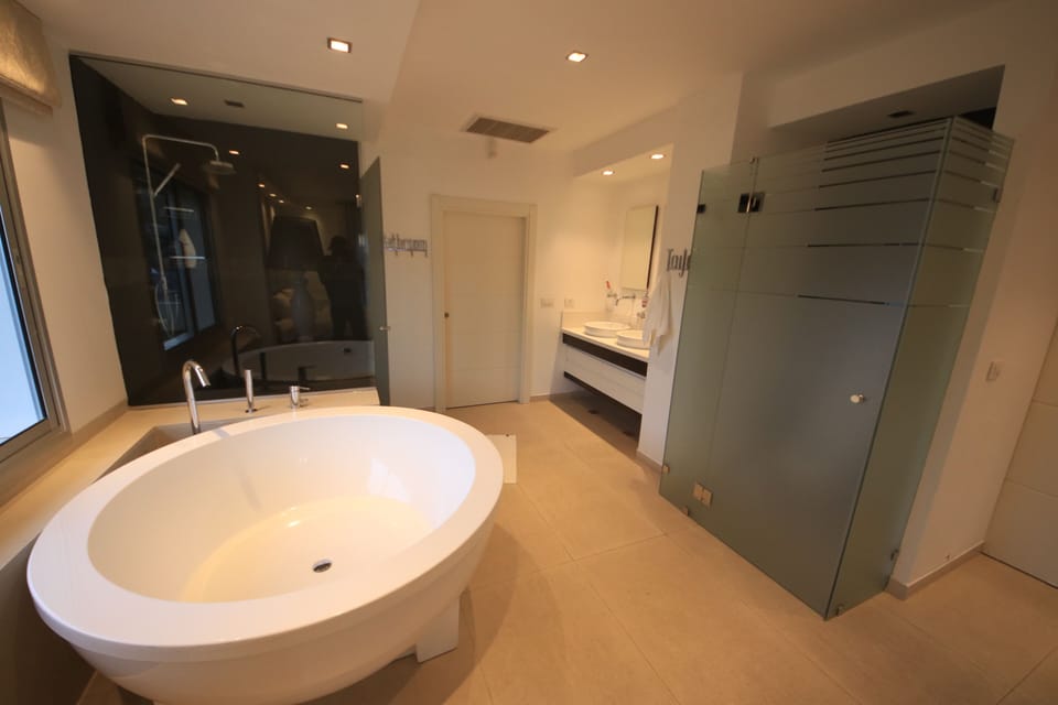 Bath or Italian Shower? Your choice to make