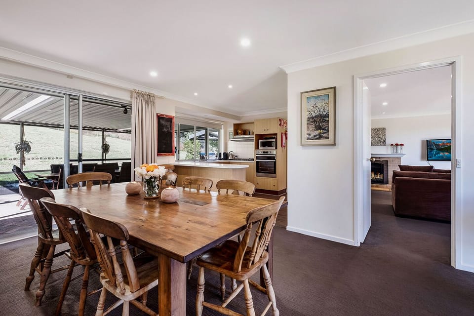 Kitchen & Dining
