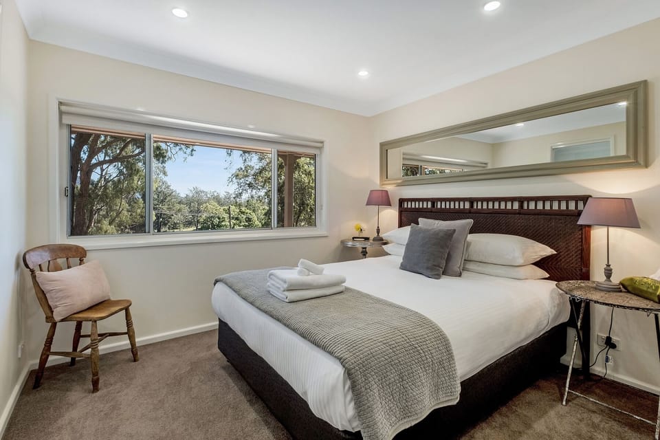 Queen bed Bedroom 