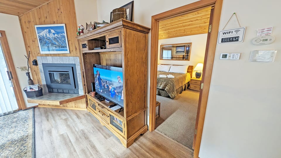 Upstairs Bedroom off Living