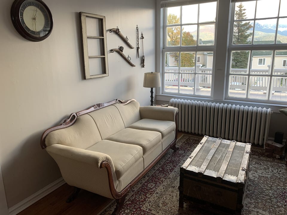 Relax in comfort with wonderful antiques, comfortable beds and views! 