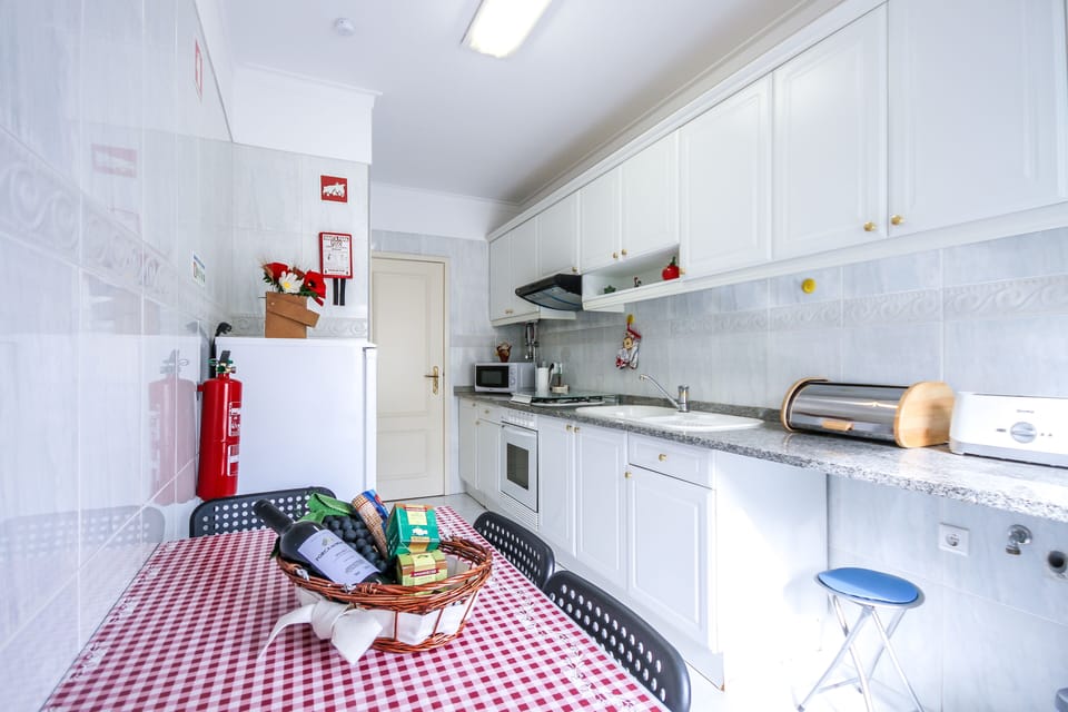 Fully equipped kitchen with fire extinguisher, fire blanket and smoke detector