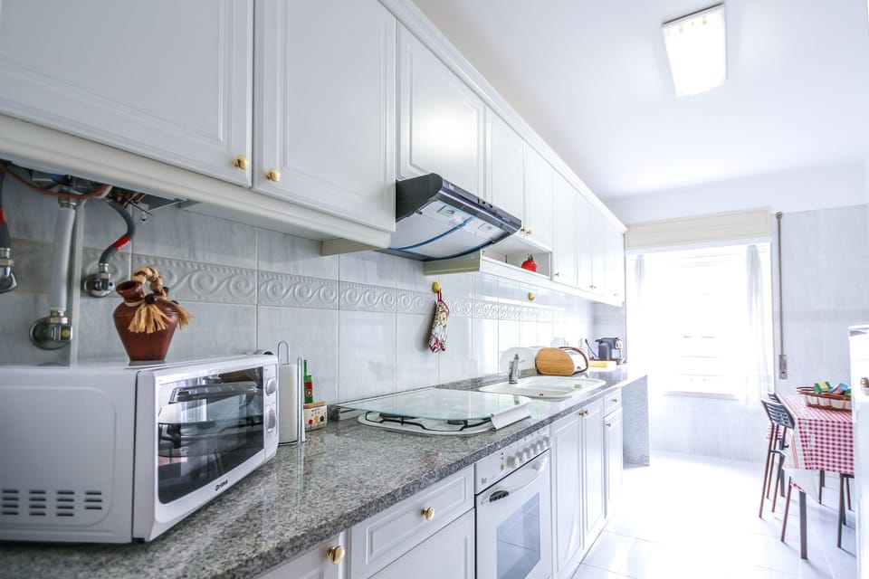 Kitchen with Microwave, Water heater, Cooker, Oven, Coffee machine and toaster