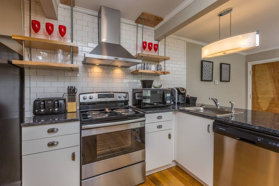 Fully stocked kitchen with granite countertops