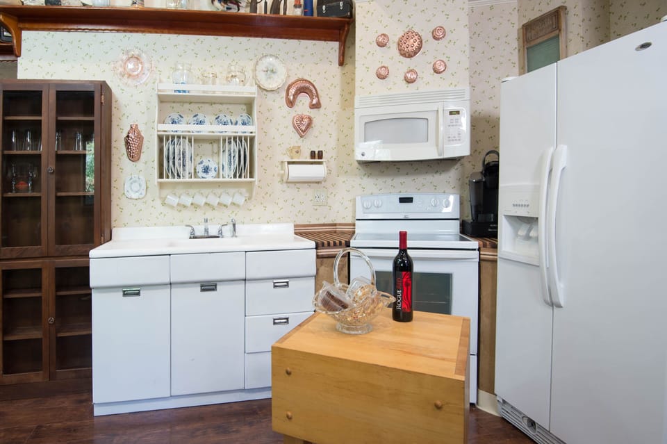 Sweet and functional full kitchen.