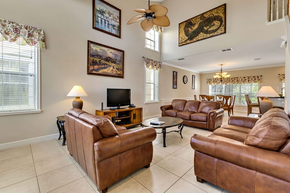 LOUNGE AREA