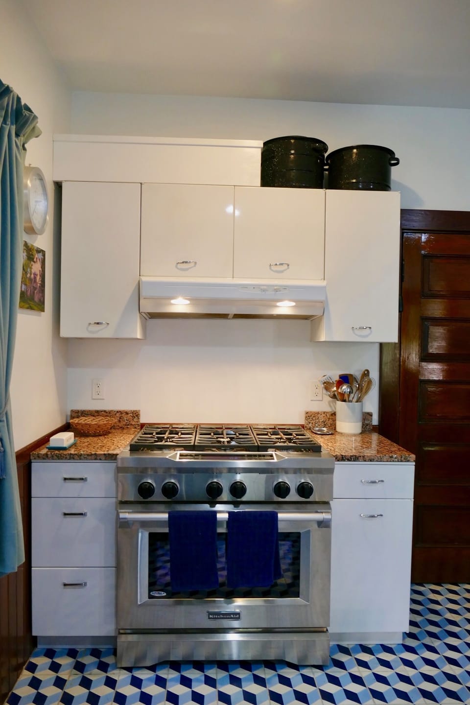 Standard and convection oven with 6 gas burners.