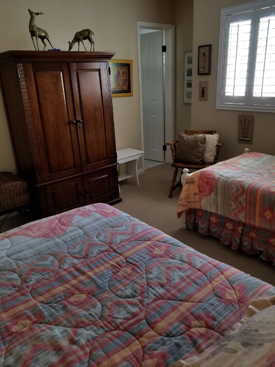 Twin bedroom with view towards full fully tiled bath