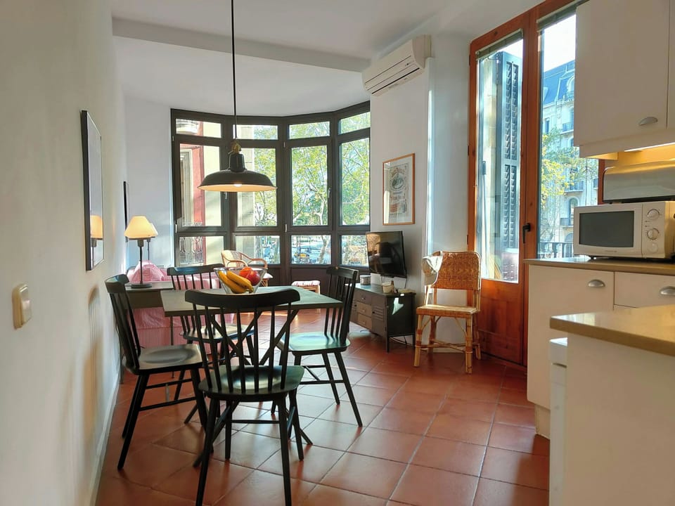 Spacious, bright, and very comfortable 50 m² apartment with views over La Rambla.