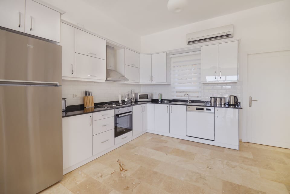 Well equipped and modern kitchen with granite work surfaces. Water cooler. 