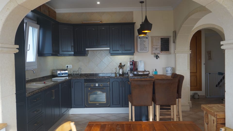 Kitchen with bar (seating for 4 people)