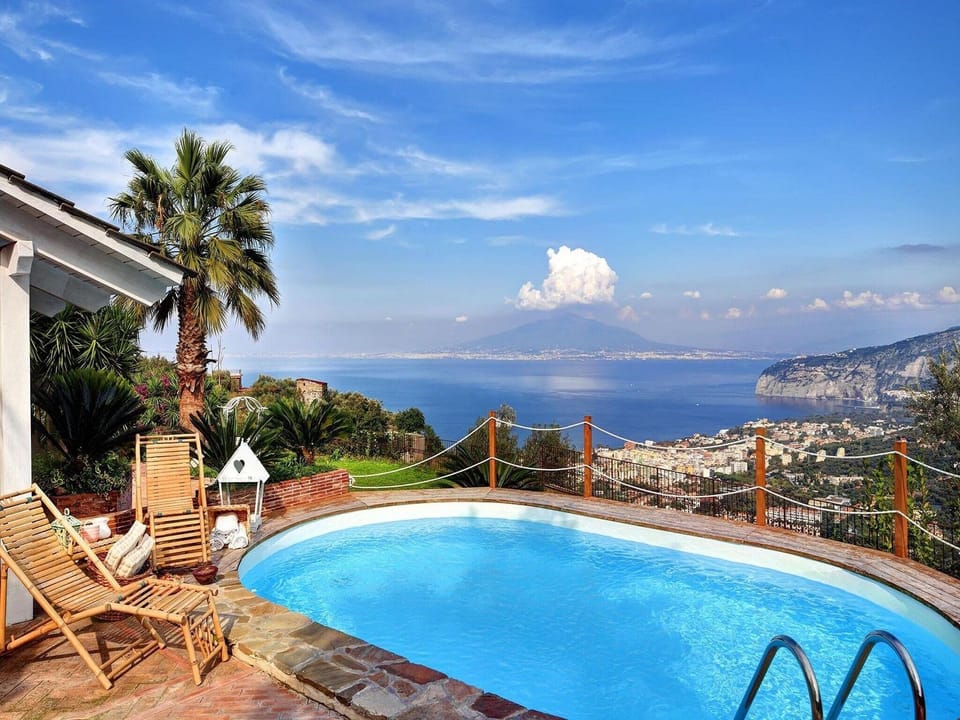 4 ensuite bedroom villa with pool near Sorrento centre sleeps up to 11 people