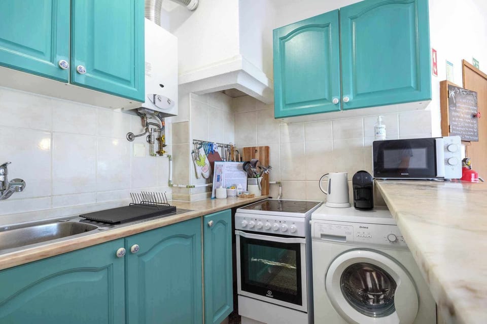 4 hob cooker and oven, washing machine, large fridge freezer... welcome home