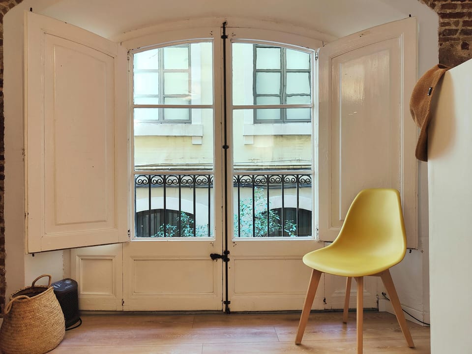 Passatge de Sert closes for no residents at nights and weekends, providing a quiet and peaceful environment for rest.